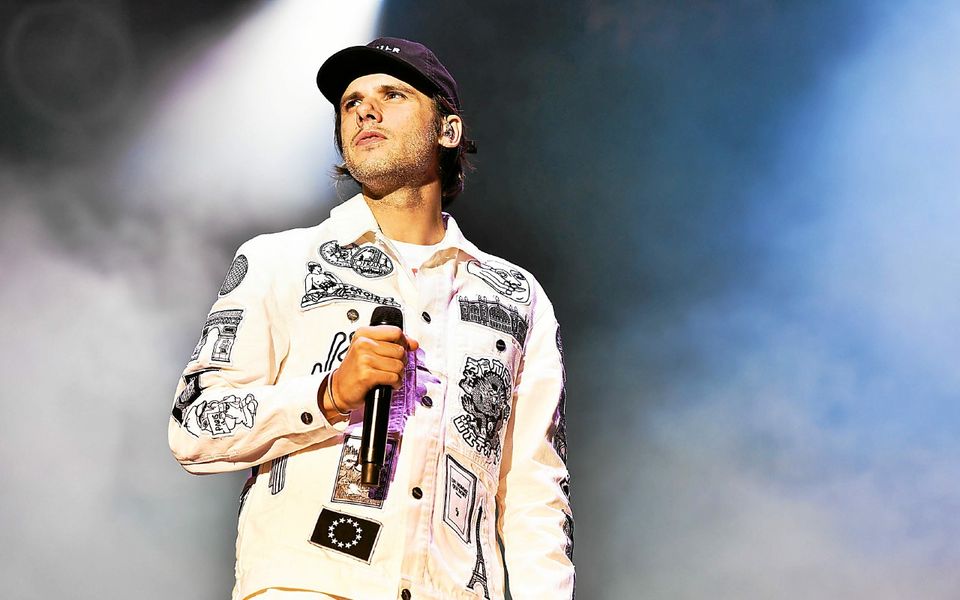 Le rappeur Orelsan, ici aux Vieilles Charrues en 2018, a mis en vente ses disques d'or pour reverser les sommes au personnel soignant.