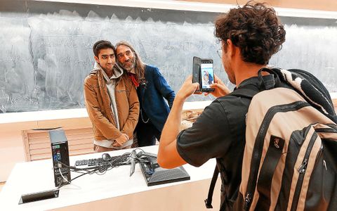 Plusieurs étudiants ont demandé un selfie à Cédric Villani après ses premiers cours à Rennes.