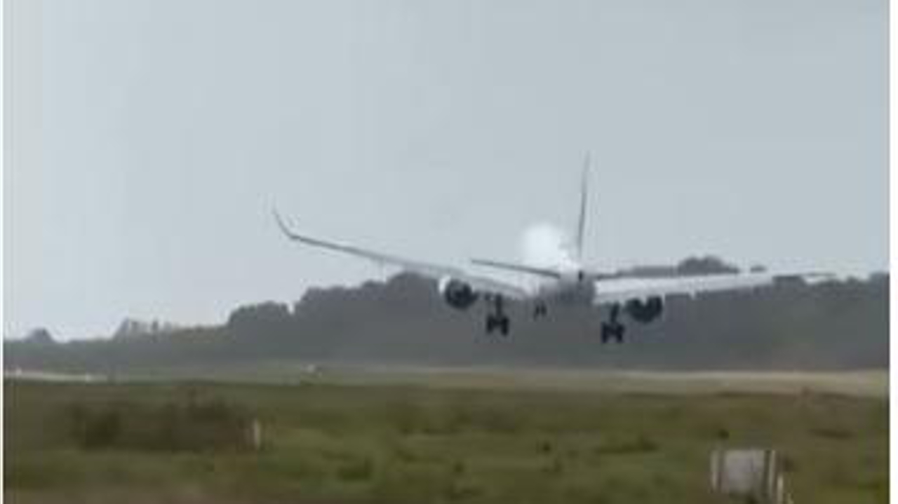 La vidéo impressionnante d’un avion secoué par le vent qui rate son atterrissage à Nantes