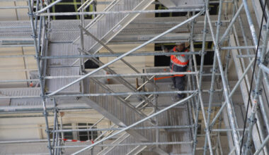 la stagiaire l'accuse d'agressions sexuelles sur des chantiers, l'ouvrier relaxé faute de preuves