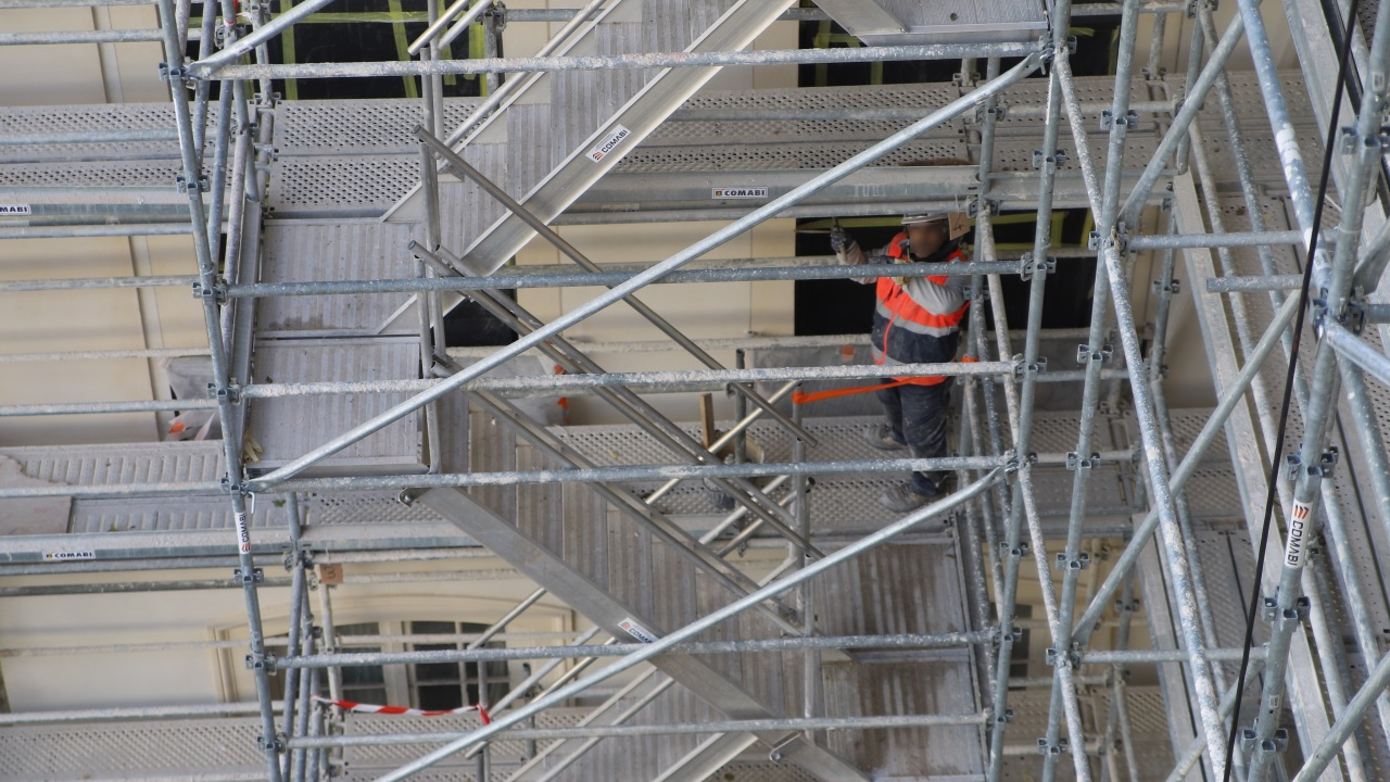 la stagiaire l'accuse d'agressions sexuelles sur des chantiers, l'ouvrier relaxé faute de preuves