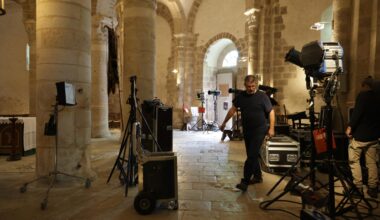 Dans les coulisses de la plus vieille émission du PAF, à l’église Saint-Étienne de Neuvy-Saint-Sépulchre