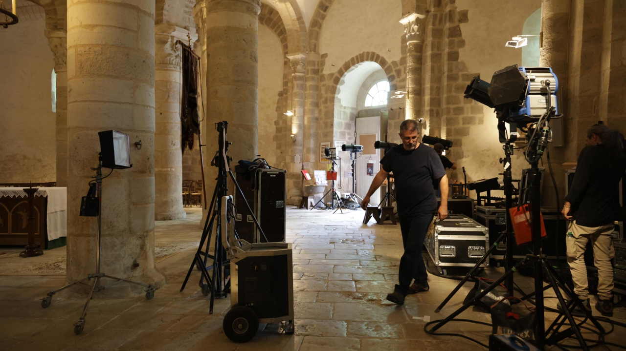 Dans les coulisses de la plus vieille émission du PAF, à l’église Saint-Étienne de Neuvy-Saint-Sépulchre