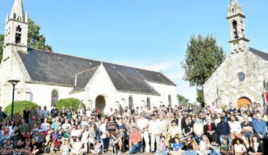 25 ans après la « photo du siècle », les Locunolois posent à nouveau devant l’église