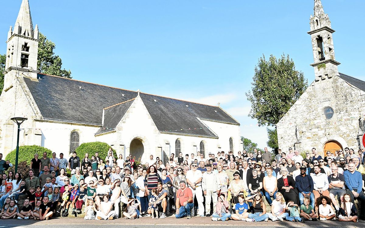 25 ans après la « photo du siècle », les Locunolois posent à nouveau devant l’église