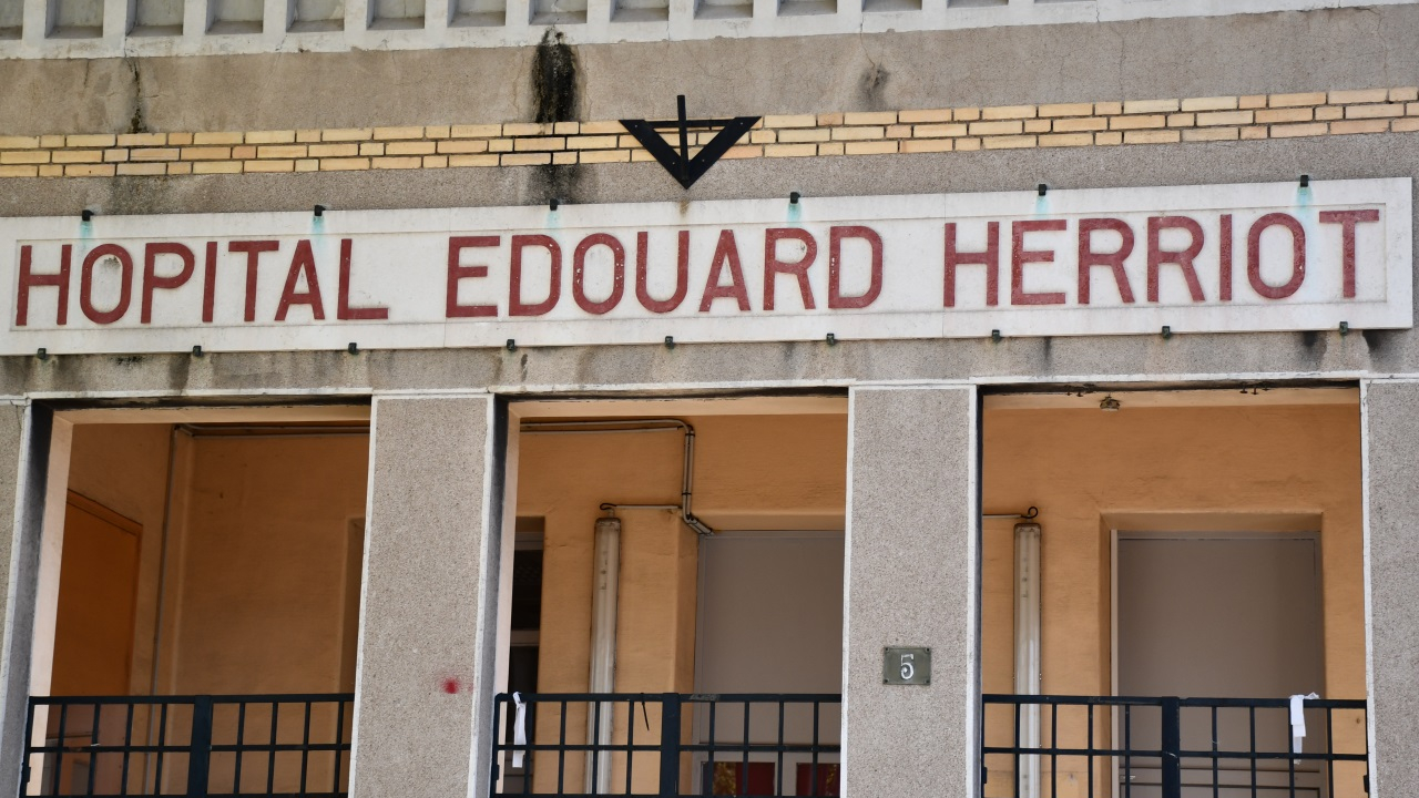 un patient octogénaire se jette par la fenêtre à l'hôpital Edouard-Herriot