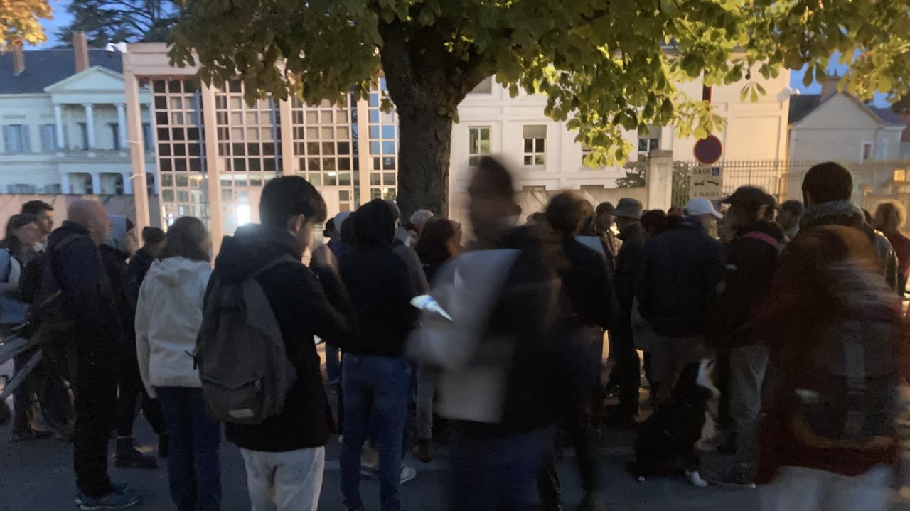 À Blois, les manifestants ont décidé de bloquer le rond-point du Leclerc.