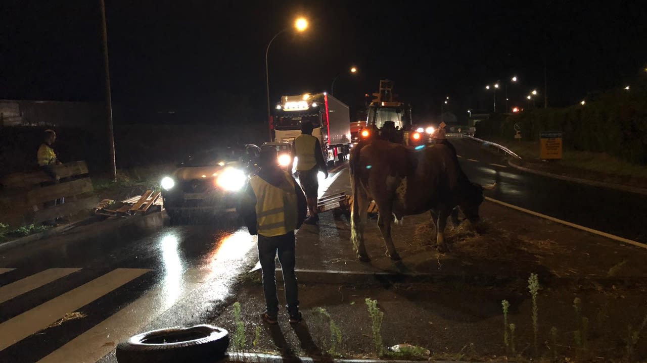 À Melle, une trentaine de manifestants occupent le rond-point de la Colonne.