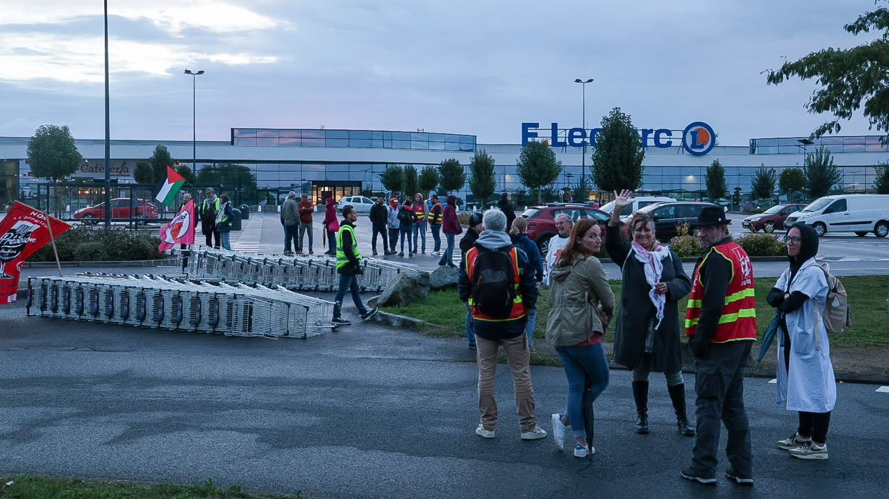 À Niort, les manifestants bloquent le centre commercial Leclerc à l’aide de caddies.