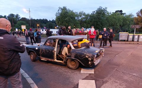 Les manifestants ne passent pas inaperçus à bord de cette voiture à pédales.
