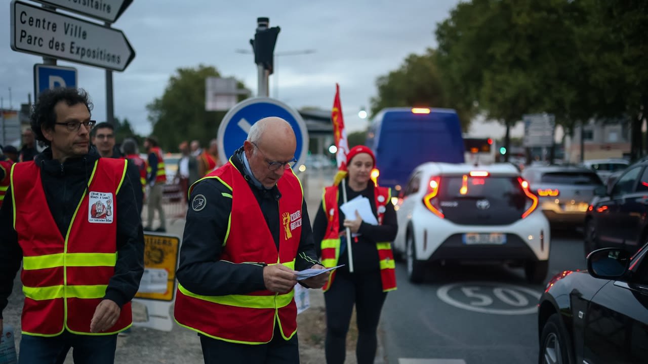 À Poitiers, la CGT a mis en place un barrage filtrant sur le carrefour de la patinoire.