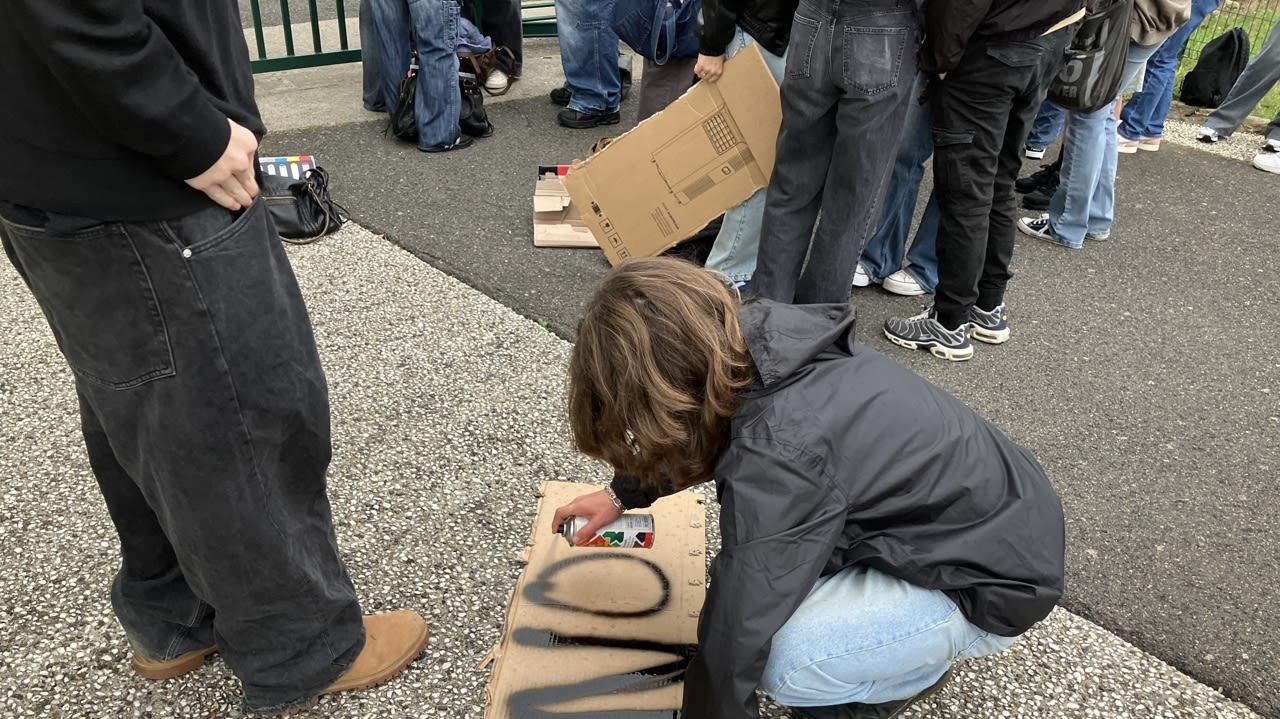 Un atelier pancarte s’improvise devant le lycée Thérèse-Planiol.