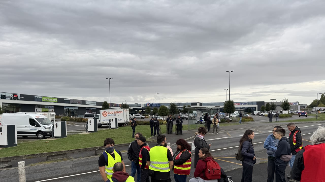 À Niort, les policiers sont en place avec les boucliers anti-émeute.