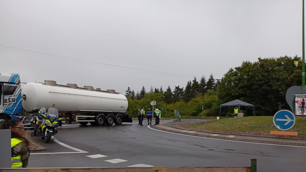 À Limalonges, un camion a forcé le barrage filtrant et arraché l’arrière d’un autre camion.