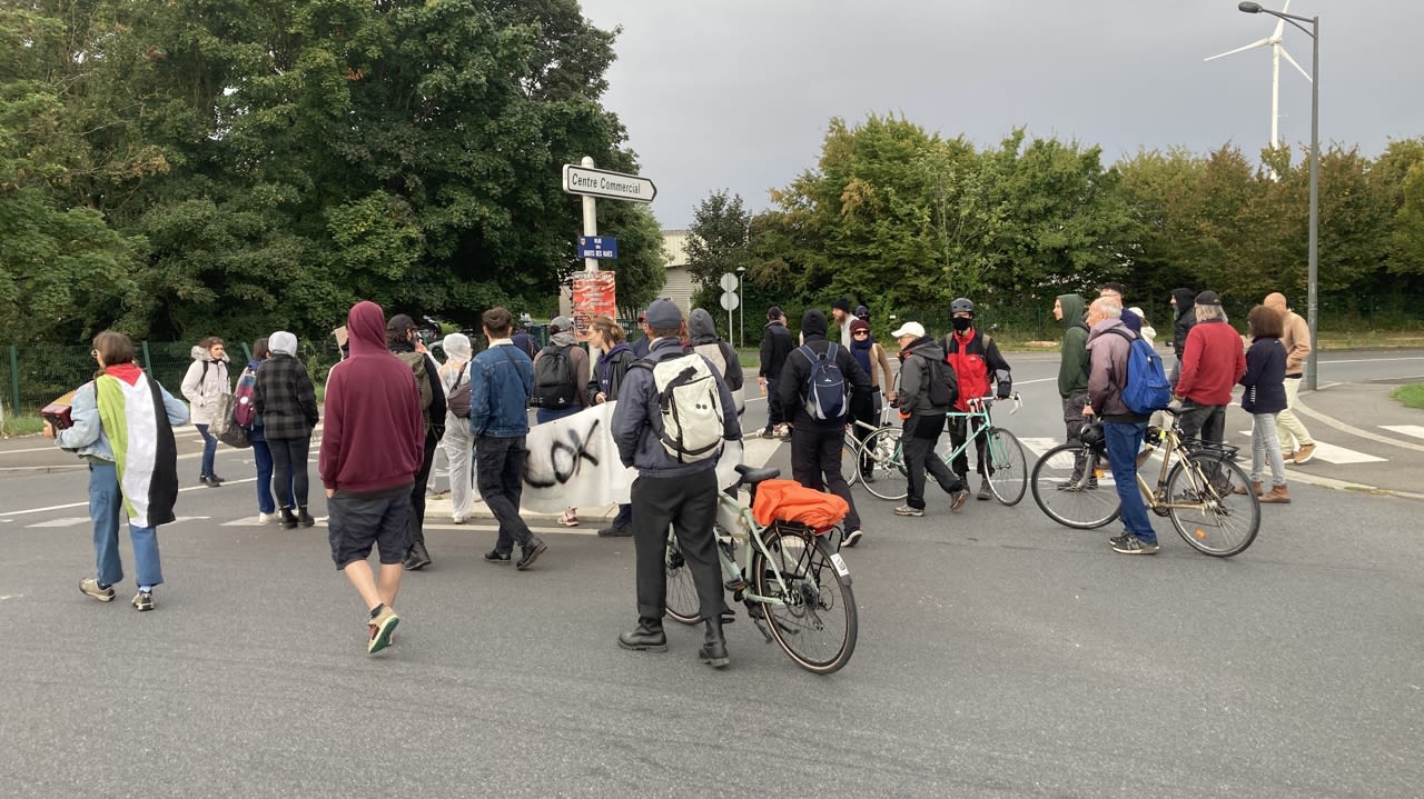 Une trentaine de personnes bloquent le rond-point du Leclerc, à Blois.