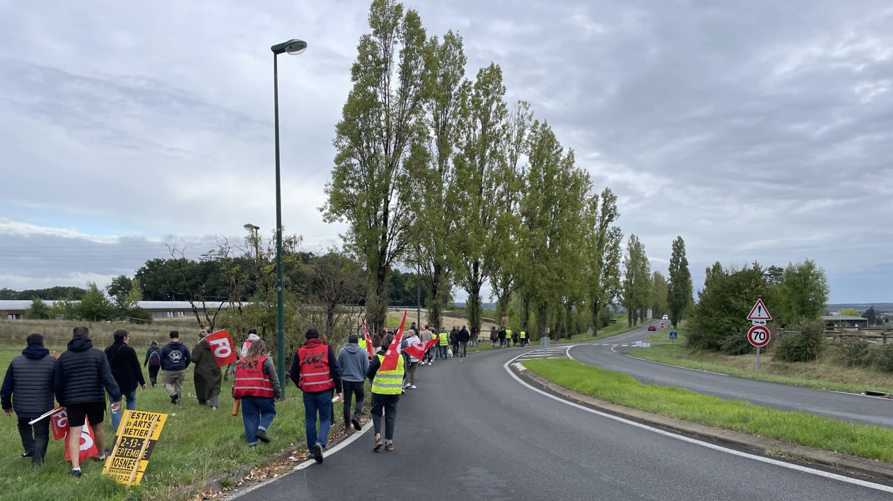 Les manifestants quittent le rond-point de la Pagode, à Amboise.