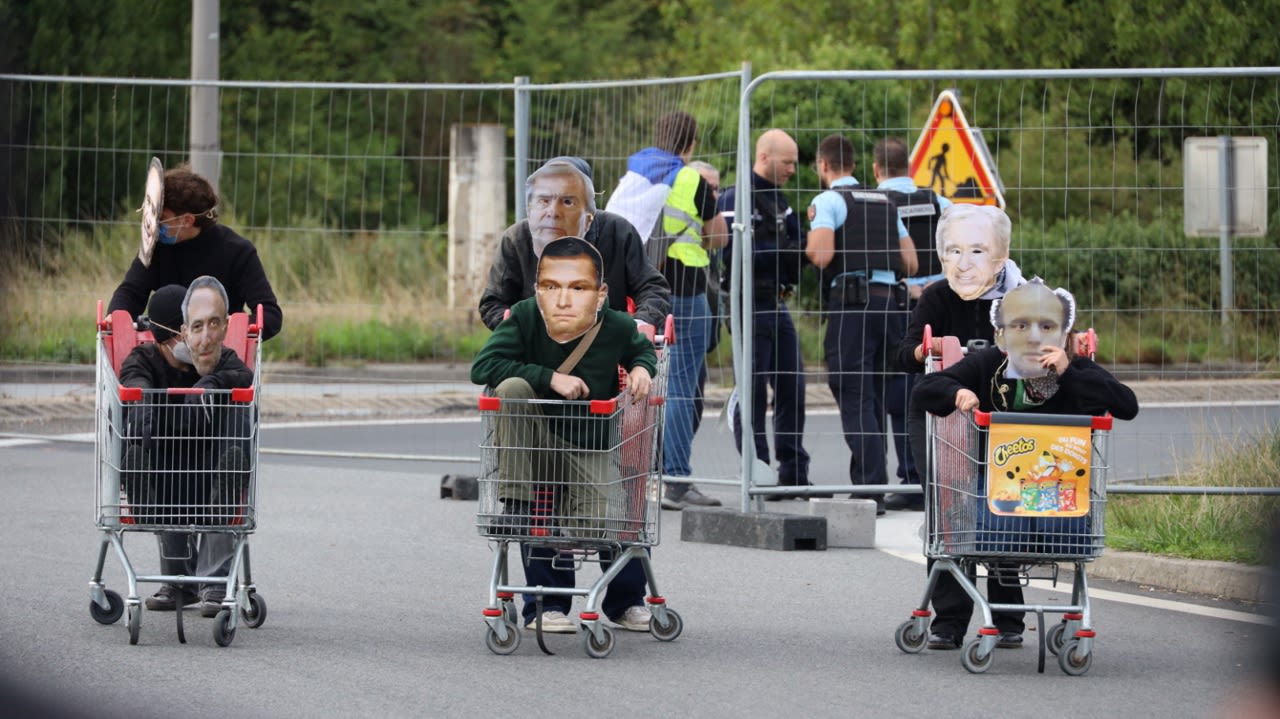 Les manifestants ont organisé une course de chariots à Poitiers-sud.
