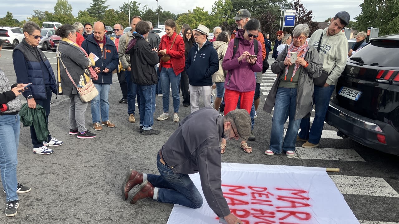 À Montmorillon, les manifestants préparent leurs pancartes.