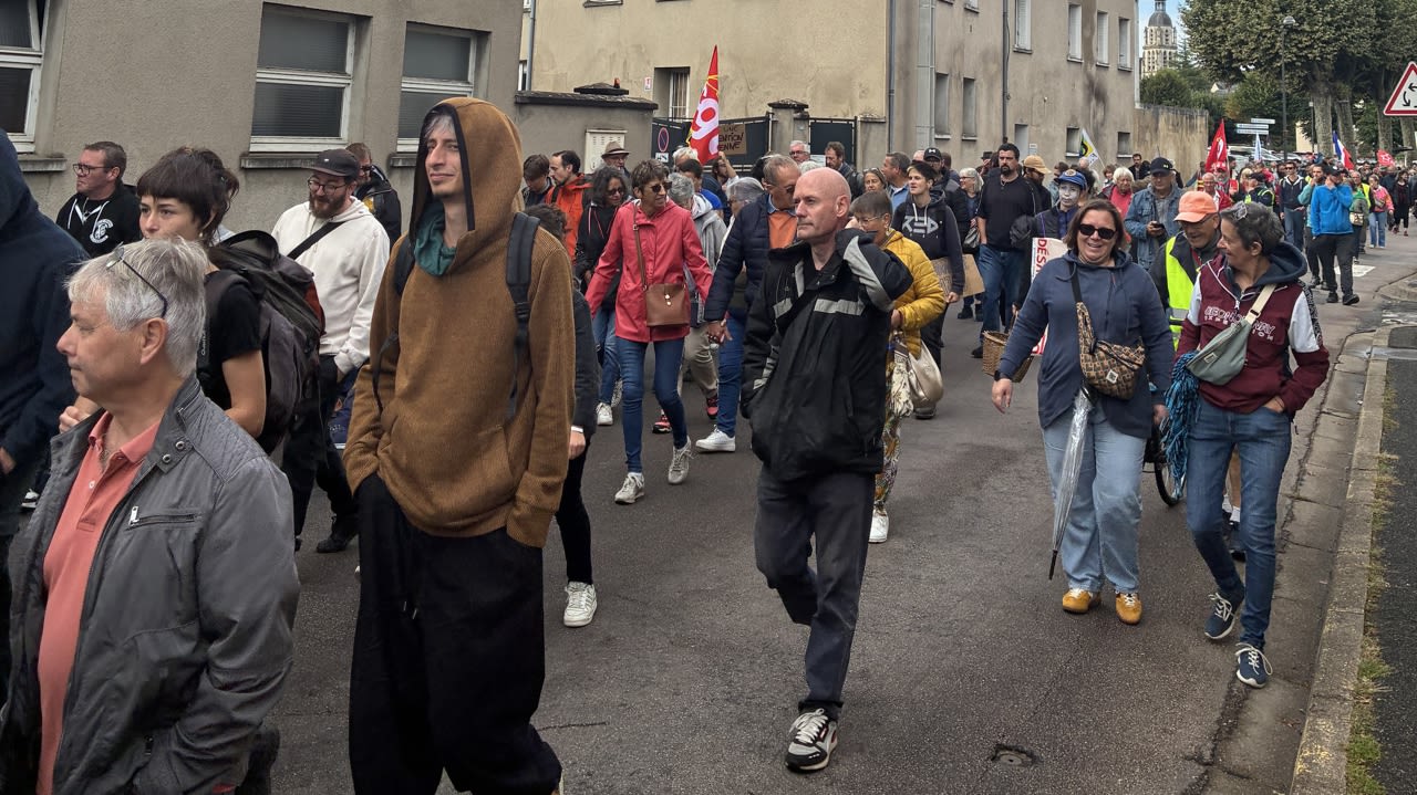 À Vendôme, 300 personnes se sont rassemblées pour aller bloquer.