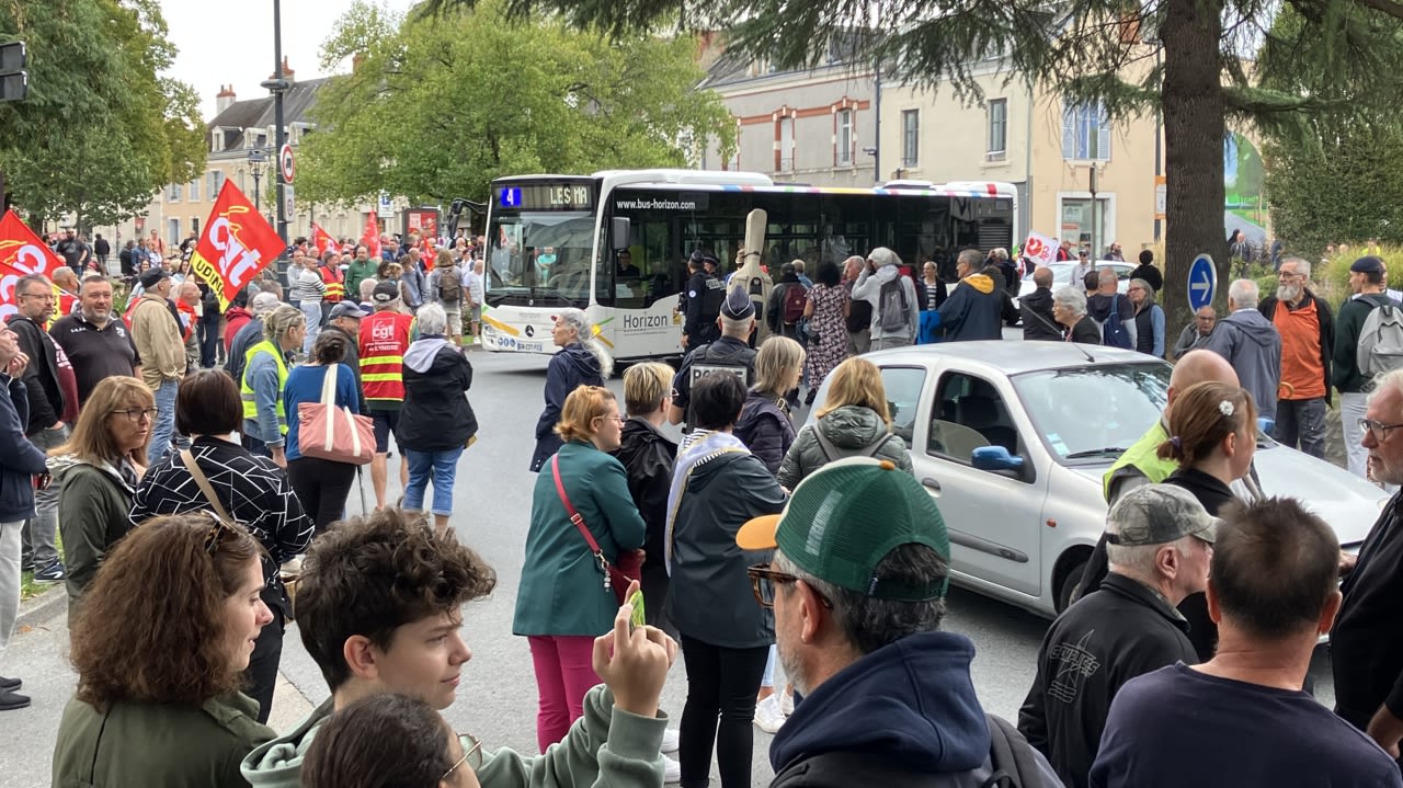 À Châteauroux, les manifestants ont bloqué le rond-point Louis-Deschizeaux.
