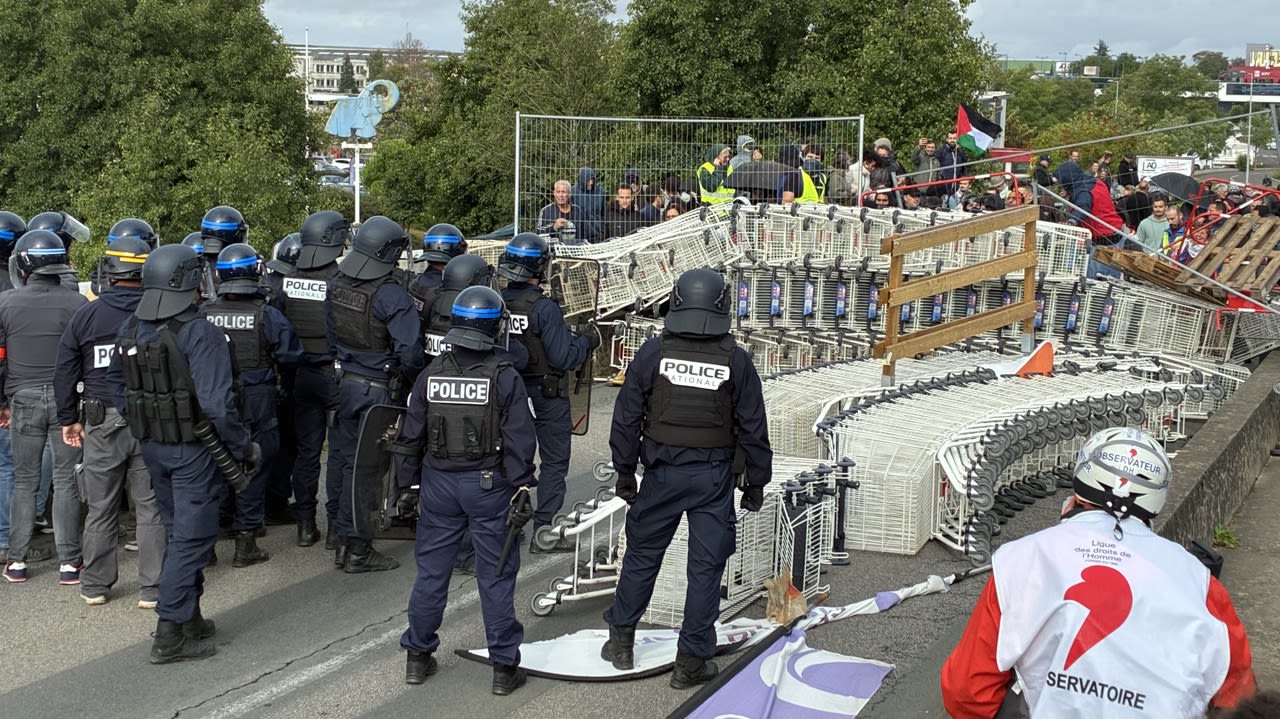 Les forces de l’ordre font face aux manifestants à Niort.