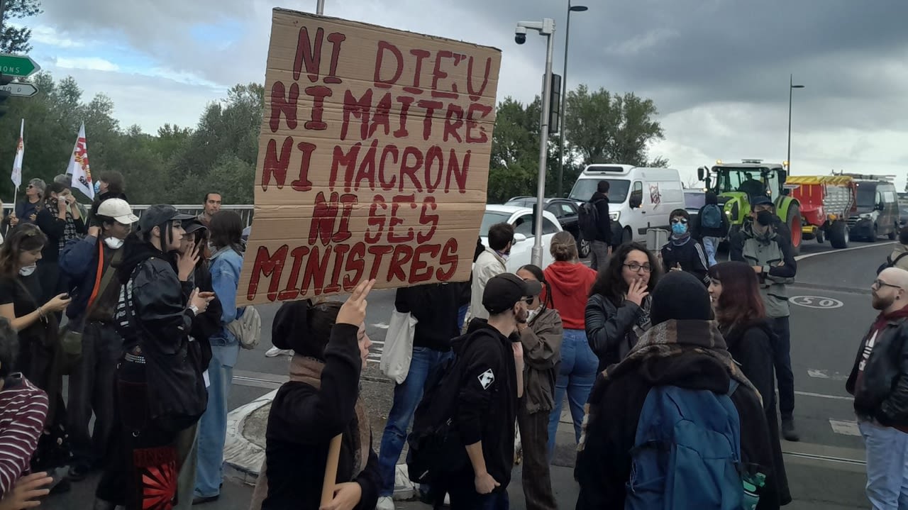 À Tours, les manifestants bloquent le pont Mirabeau.