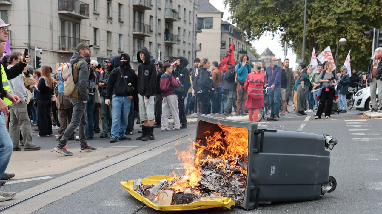 Le carrefour du Pont-Mirabeau à Tours bloqué par une partie des manifestants, notamment à l’aide de poubelles couchées.