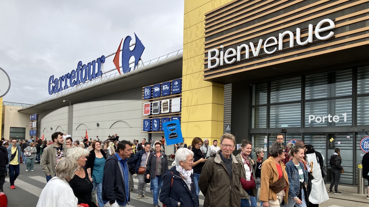 À Châteauroux, le cortège s’est un temps arrêté devant le Carrefour.