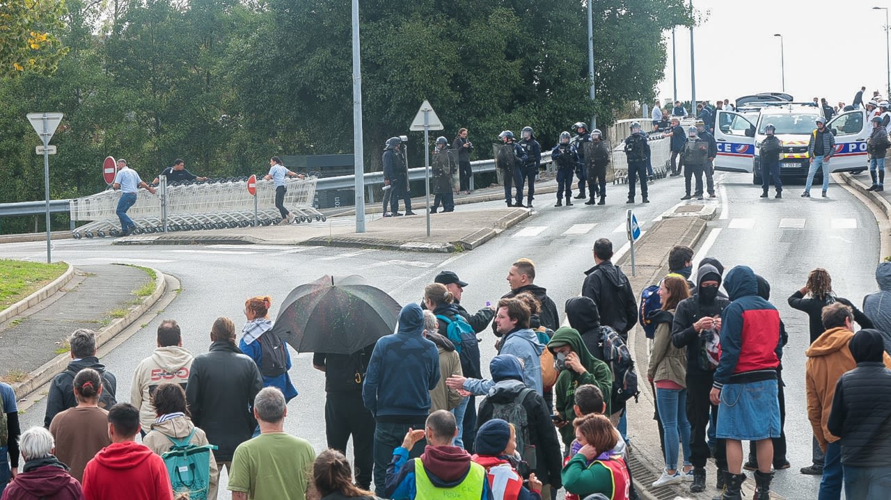 À Niort, le personnel du Leclerc récupère les caddies sous protection des forces de l’ordre.