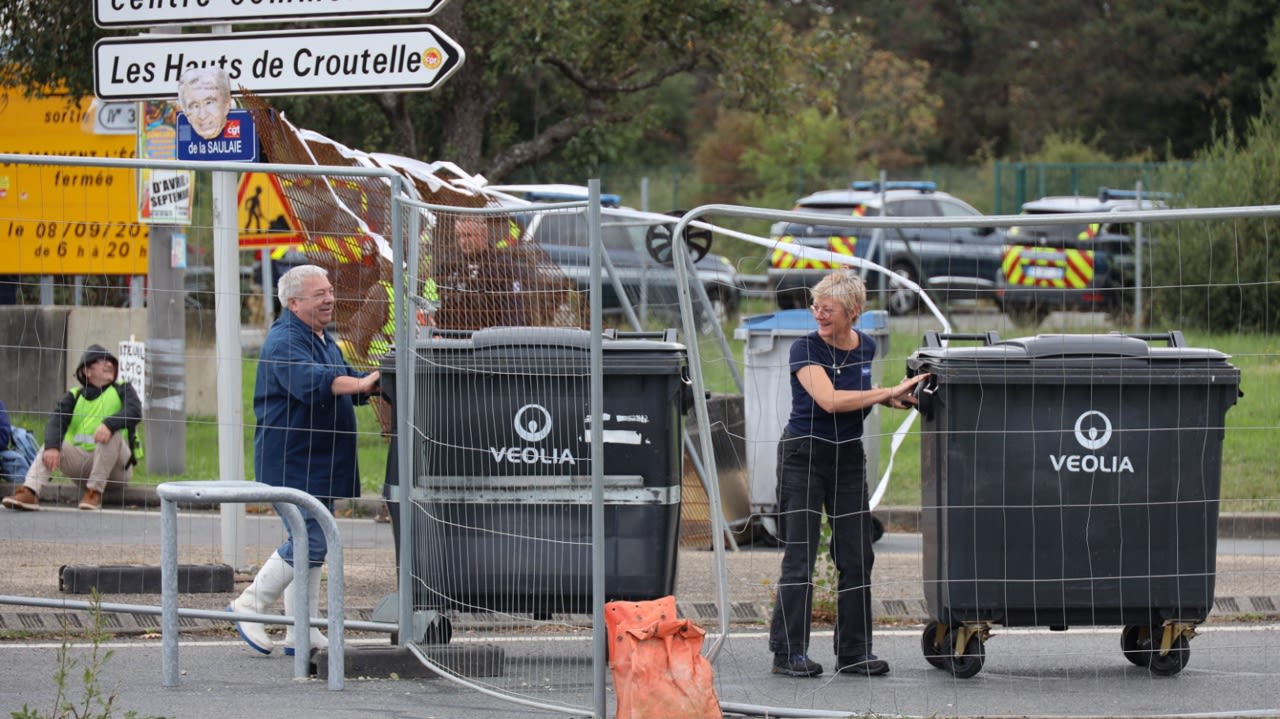 Des salariés de Biocoop viennent récupérer leurs poubelles sur le rond-point de Poitiers-sud, où la vie commerciale tente de reprendre son cours.