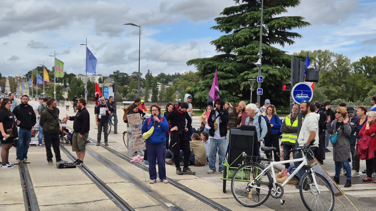 Échanges en cours pour décider de la suite des événements, place Anatole-France à Tours.