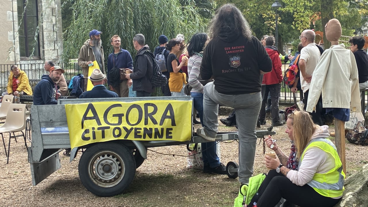Une « agora citoyenne », voilà ce que réclament les manifestants rassemblés à Vendôme.