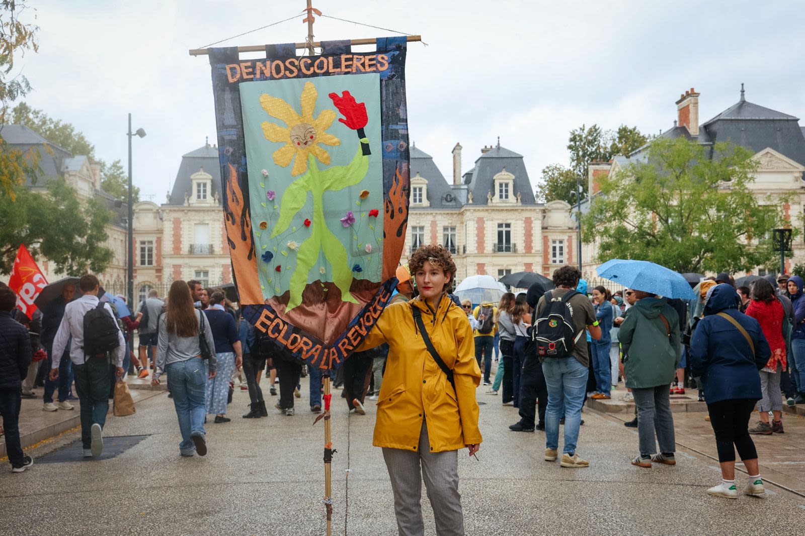 Clara, étudiante aux Beaux-Arts à Poitiers, a réalisé une banderole colorée.