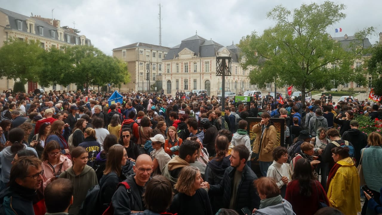 La foule est déjà nombreuse à Poitiers.