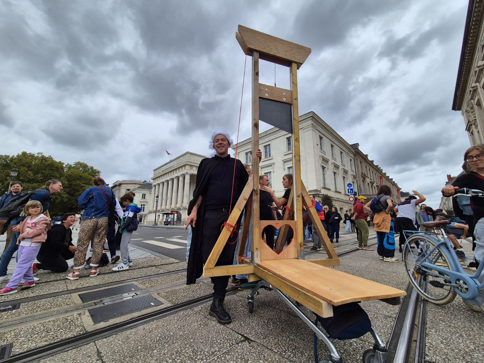 Une guillotine trône sur la place Jean-Jaurès, à Tours. Avec un cœur en guise de trou pour la tête…
