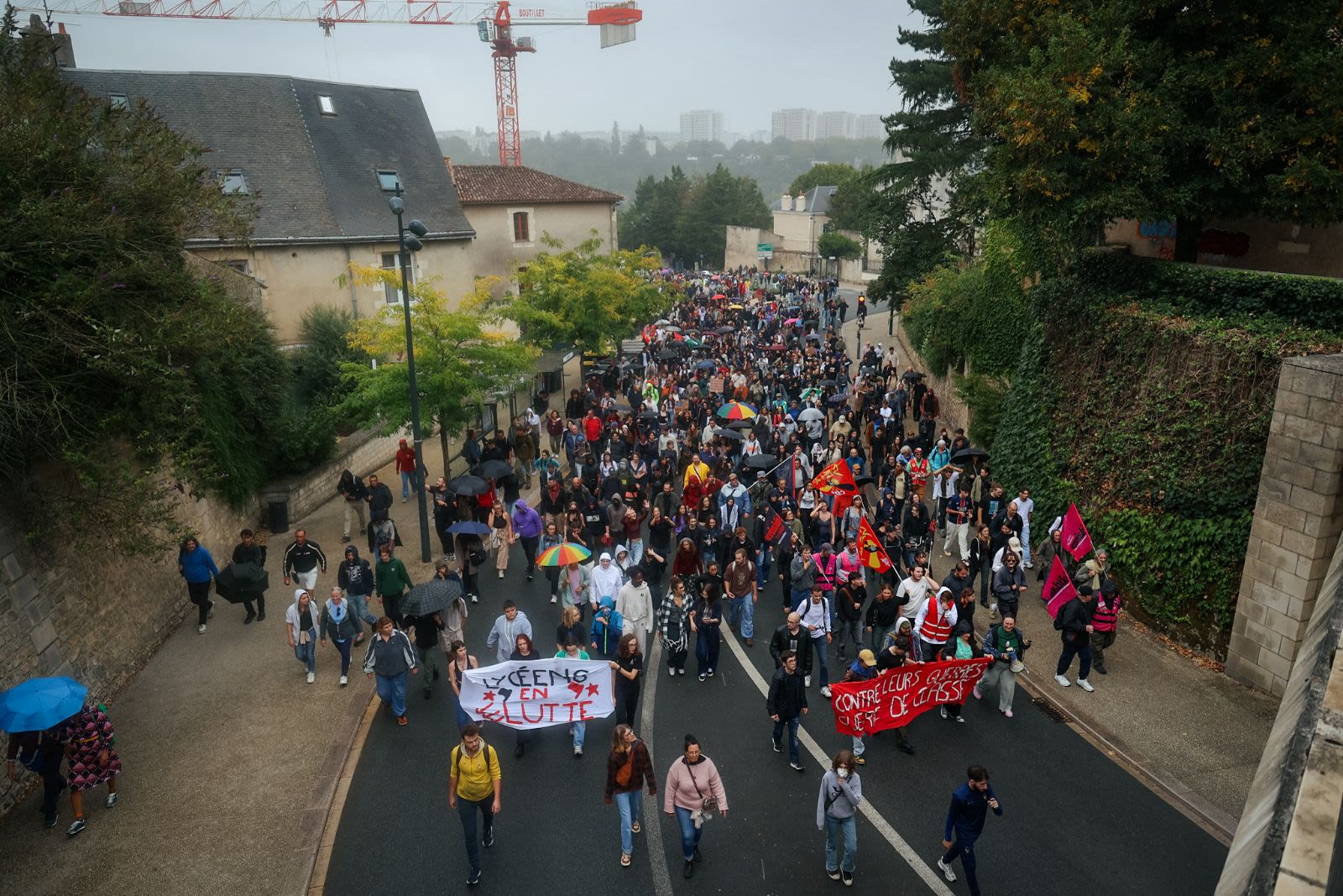 2.000 manifestants déambulent à Poitiers, direction le centre-ville.
