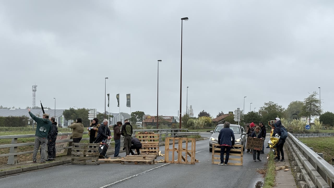 Les manifestants sont de moins en moins nombreux à Bressuire, où la circulation est difficile sur le pont qui enjambe la N149.