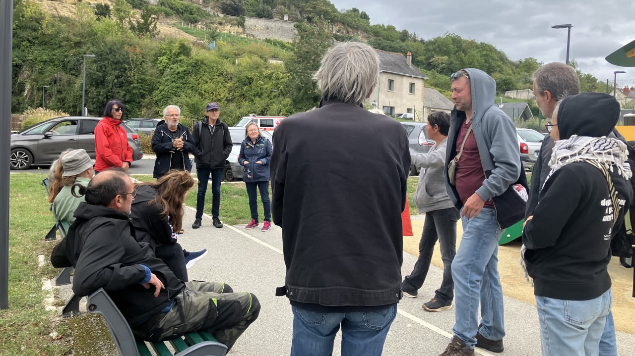 Une petite trentaine de personnes sont réunies à Chinon, et évoquent les pistes d’actions futures.