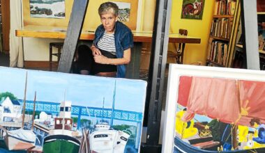 Peindre pour tenir tête à la maladie de Parkinson : Joëlle Le Joncour expose à Douarnenez jusqu’à fin septembre