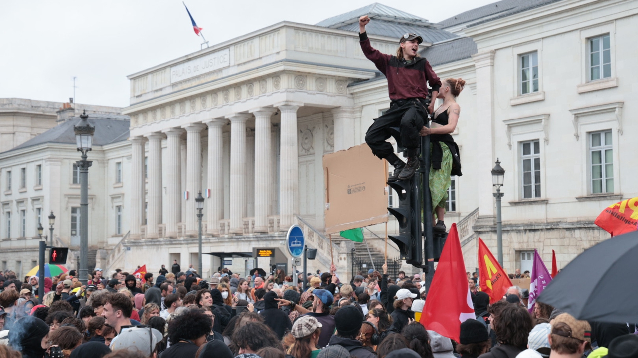 après une journée agitée dans le Centre-Ouest, un rassemblement XXL à Tours comme bouquet final