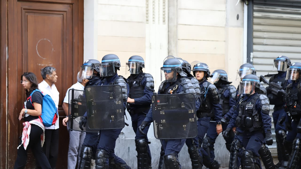 Des CRS à Paris, mercredi 10 septembre.