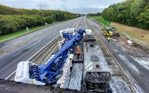 Le bus, un véhicule thermique datant de 2011, a été entièrement ravagé par les flammes lors du blocage de la rocade sud de Rennes, près de la porte d’Alma, ce mercredi 10 septembre.