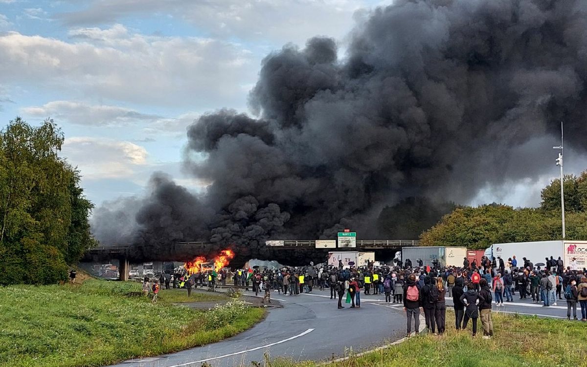 Bus calciné et forte mobilisation : comment « Bloquons tout » a mis Rennes sous haute tension ce 10 septembre [Récit]
