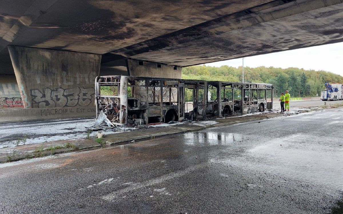Bus incendié sur la rocade sud de Rennes : l’axe réouvert dans la nuit, la porte d’Alma reste fermée