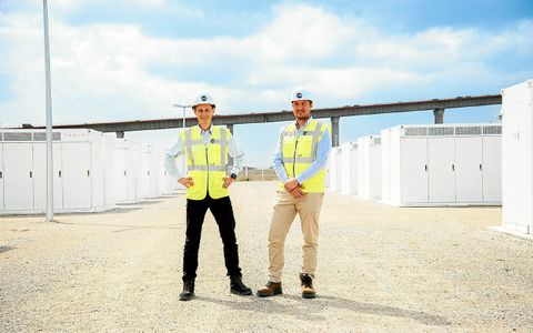 Andy Symonds et Clément Girard, respectivement président et directeur général d’Harmony Energy France, sur le site de la nouvelle centrale de stockage d’électricité implantée à Nantes Cheviré.