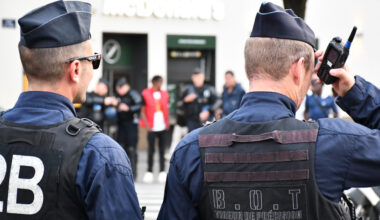 il tire à la carabine à la Guillotière