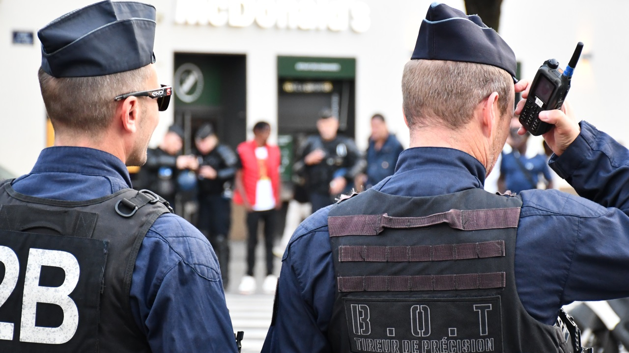 il tire à la carabine à la Guillotière