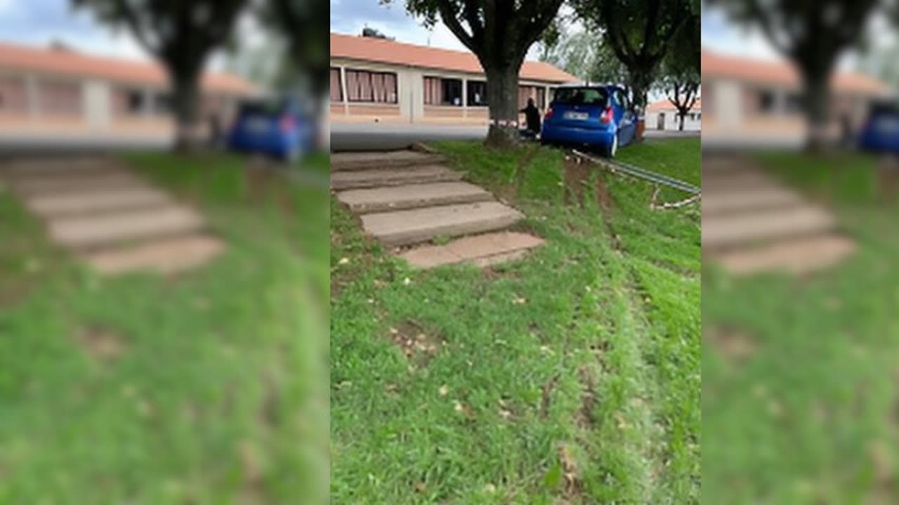 La voiture a foncé sur plusieurs mètres aux abords de l’école, avant de percuter un arbre.