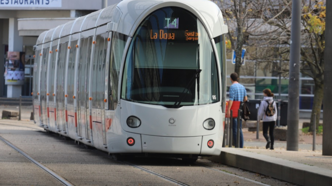 un homme à trottinette grièvement blessé après une collision avec le tramway