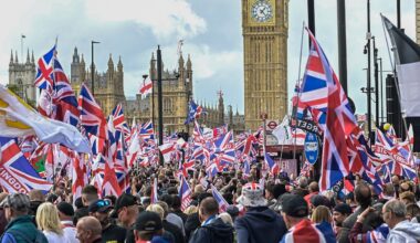 À Londres, un rassemblement à l’appel du militant d’extrême droite Tommy Robinson réunit 110.000 personnes